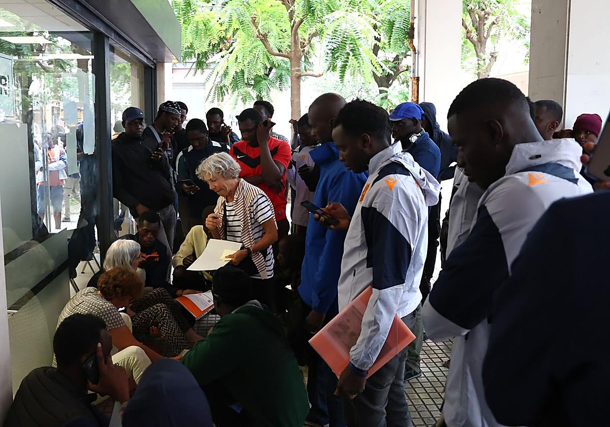 Decenas de malienses aguardan móvil en mano a ser atendidos para conseguir una cita.