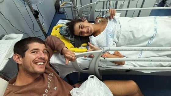 Sara Alonso, en el hospital junto a su compañero.
