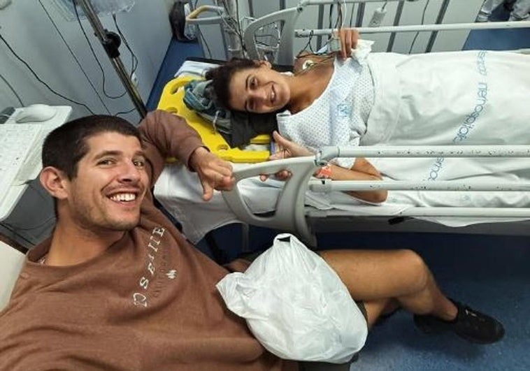 Sara Alonso, en el hospital junto a su compañero.