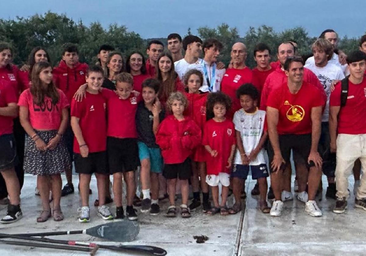 La sección de aguas bravas de Santiagotarrak-ZAISA organizó un recibimiento a Oier Díaz.