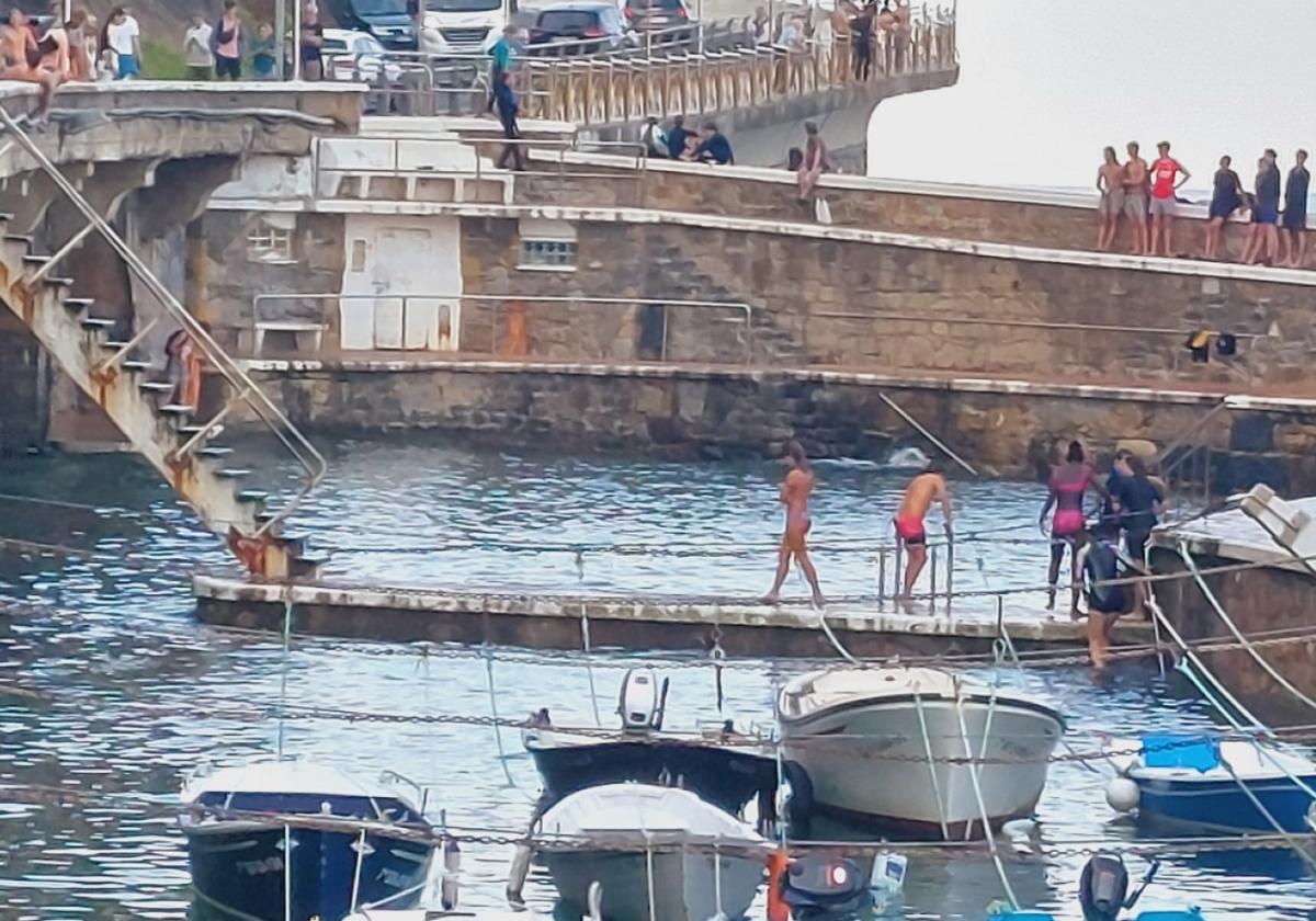 El puerto pequeño, con la marea alta.