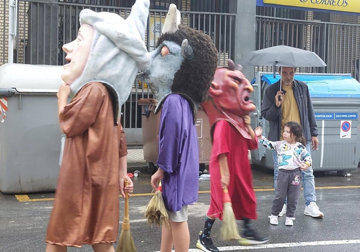 Imágenes del recorrido que realizaron los gigantes y cabezudos locales.