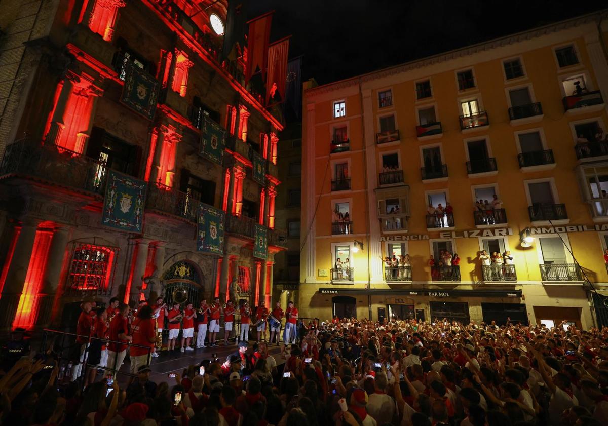 Imagen principal - Pamplona despide los Sanfermines con el tradicional &#039;Pobre de mí&#039;