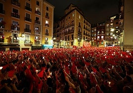 La plaza del Consistorio se llenó para el 'Pobre de mí'.