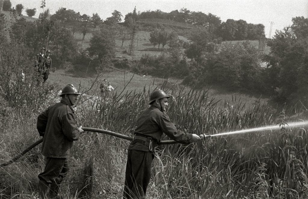 Exhibición de los bomberos donostiarras en los años 50.