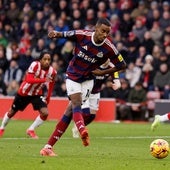 Alexander Isak lanza un penalti contra el Southampton durante la liga regular.