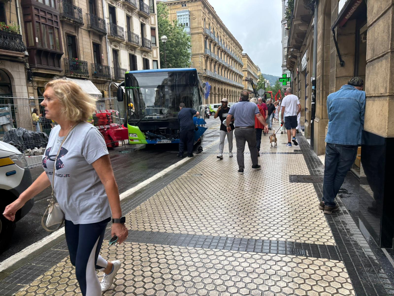 El autobús de Dbus con desperfectos en la parte delantera en la calle Urbieta de Donostia.