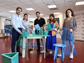 Representantes de Dezetaa, Alai Retail y Sutargi posan en el espacio Innogune de Deusto Emprende con productos del proyecto Gotaa y las redes de pesca que reciclan.