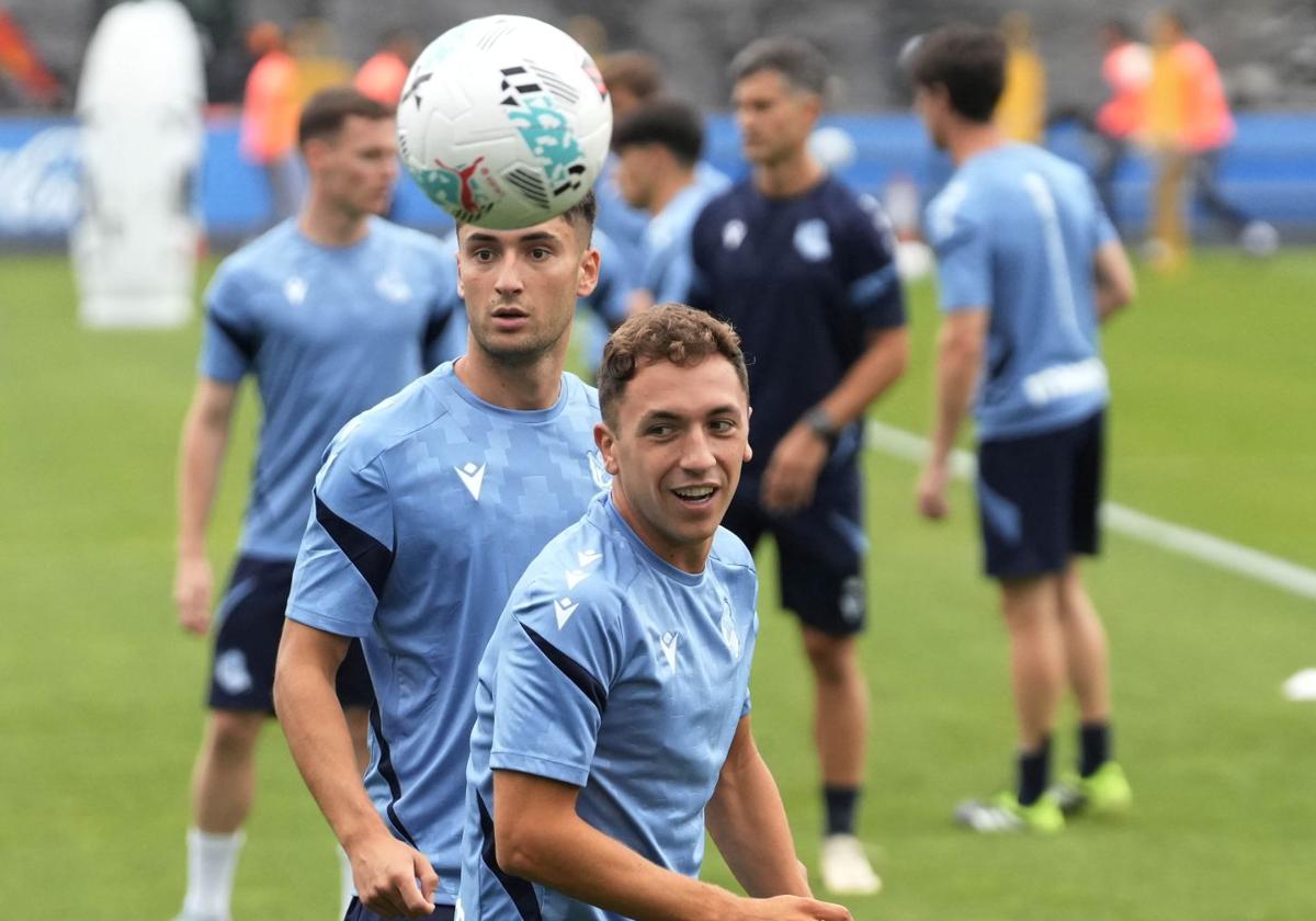 Jon Ander Olasagasti, con Gorrotxategi a su espalda, en el entrenamiento del lunes en Zubieta.