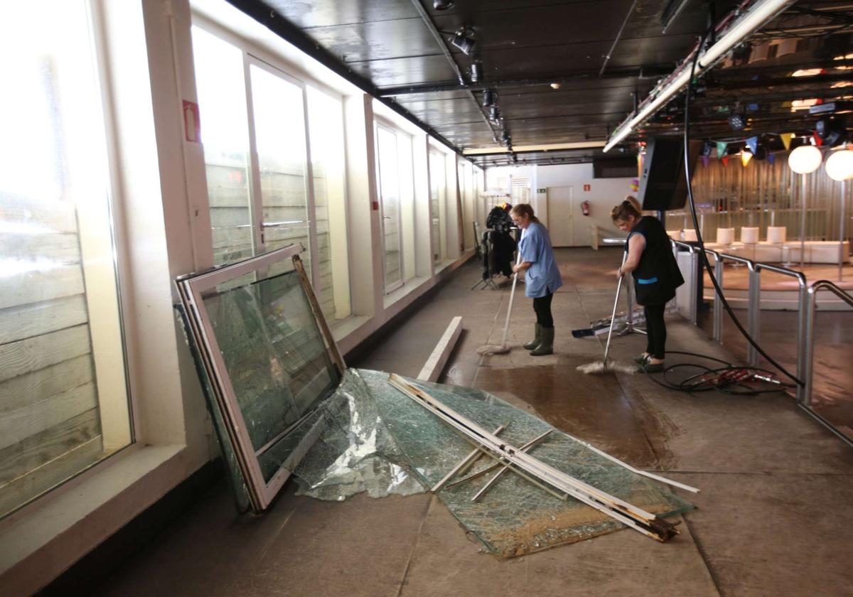Destrozos causados por un temporal de olas en 2016 en La Perla.