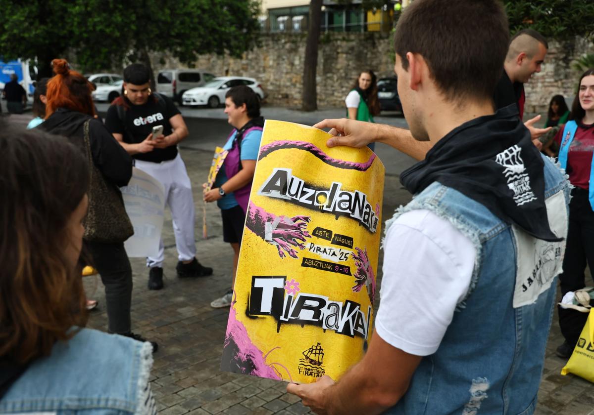 Las fiestas 'pirata' se han presentado este martes en el muelle donostiarra.