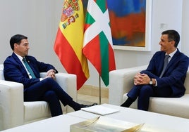 Imanol Pradales y Pedro Sánchez este martes en La Moncloa.