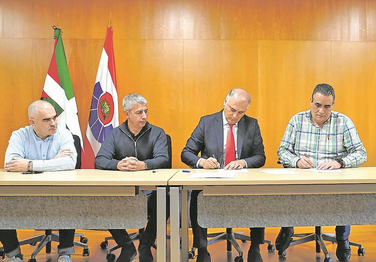 Sindicatos y nagusis de la Ertzaintza en la firma del Acuerdo.