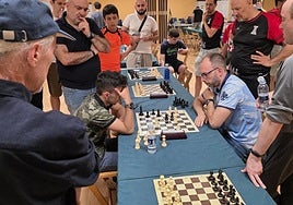 El gran maestro Juan Mari Gómez Esteban observa a un jugador local.