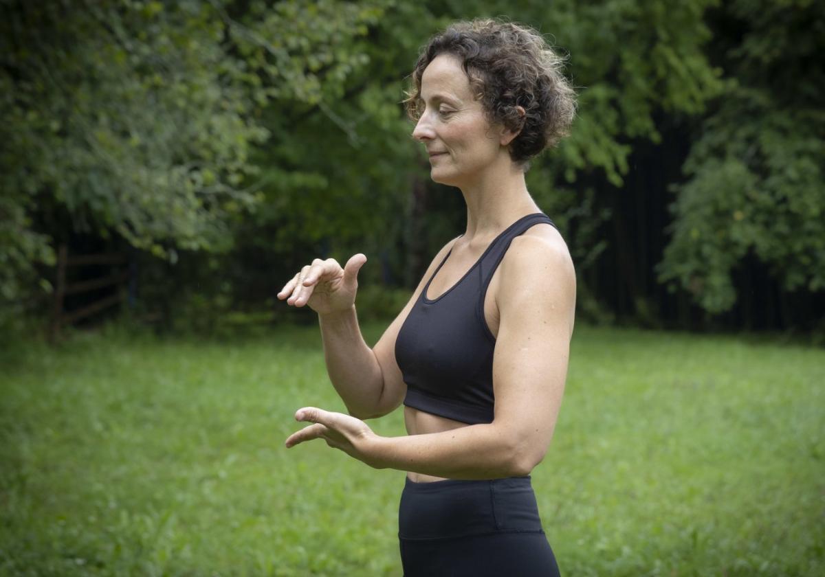 Anna. En Ulia. Respirando. Consciente de hacerlo. Antes de dar su clase de yoga en Zaldi Urdina.