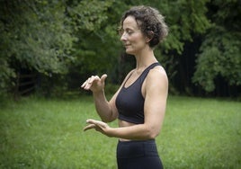 Anna. En Ulia. Respirando. Consciente de hacerlo. Antes de dar su clase de yoga en Zaldi Urdina.