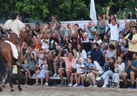 El público vitorea y anima a uno de los gladiadores del Circo Romano, que completó el aforo en las tres sesiones que se celebraron.