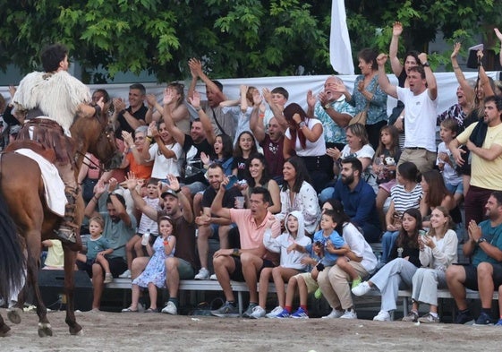 El público vitorea y anima a uno de los gladiadores del Circo Romano, que completó el aforo en las tres sesiones que se celebraron.
