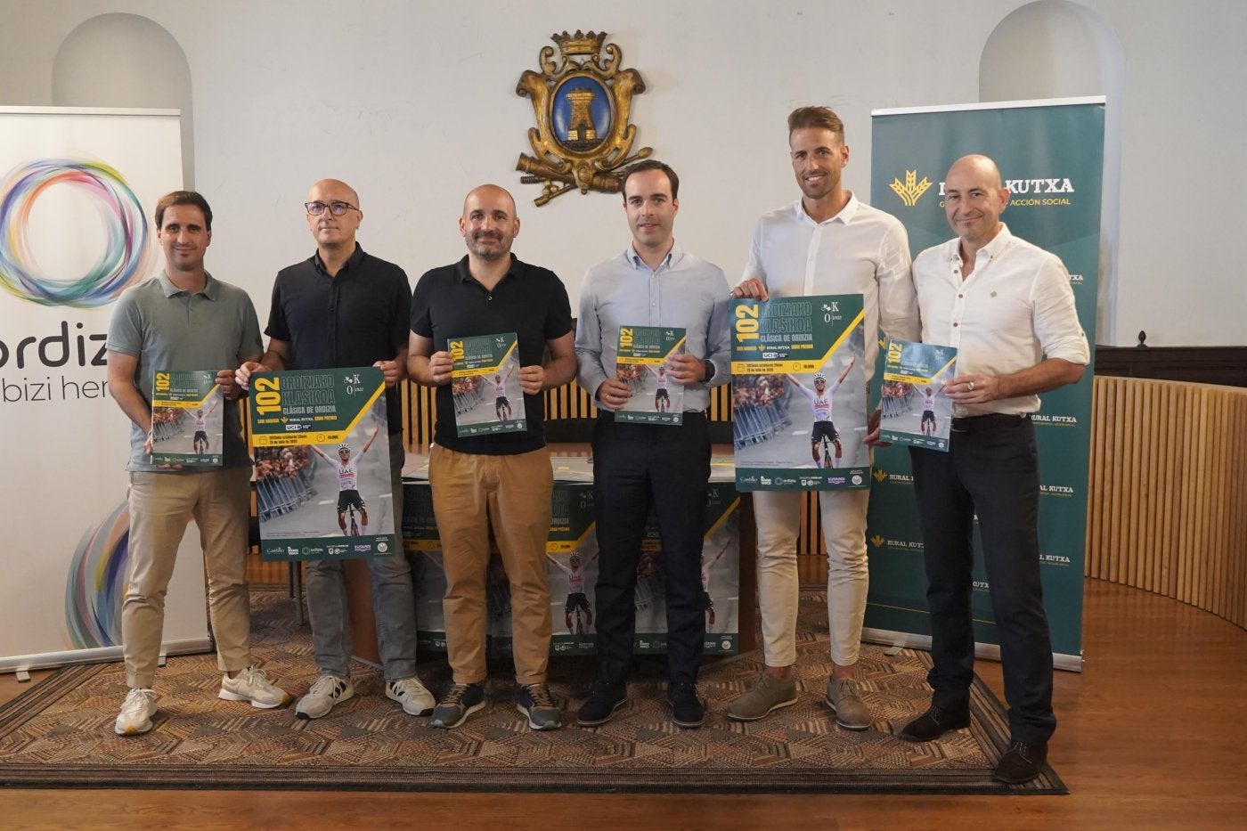 Autoridades, patrocinadores y organizadores, en la presentación.