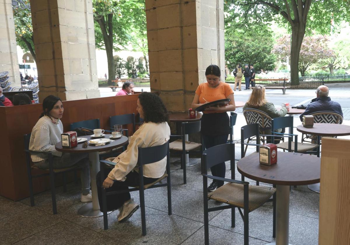 El sector servicios impulsó el crecimiento de la economía vasca durante el segundo trimestre de 2025.