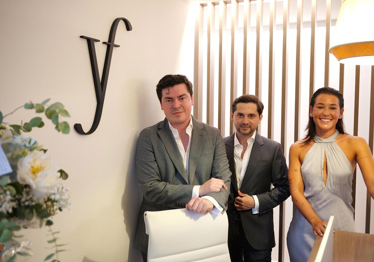 La recién inaugurada clínica está dirigida por los doctores Jorge Vega y Ricardo Fornés, un equipo que completa Nerea Ortega, especialista en Dermocosmética.