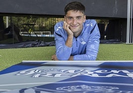 Jon Gorrotxategi, sonriente sobre el logo de Goazen Reala!