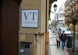Indicativo de la presencia en el inmueble de una vivienda turística en San Sebastián.