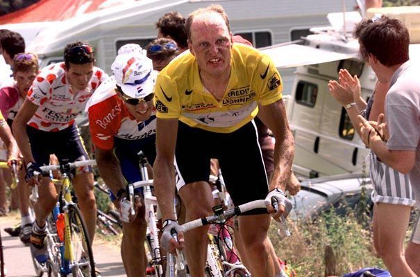 Bjarne Rijs exige a Indurain en la ascensión a Hautacam en el Tour de 1996.