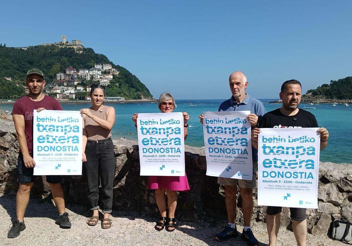 Representantes de Etxerat anunciando en Donosti su campaña para verano