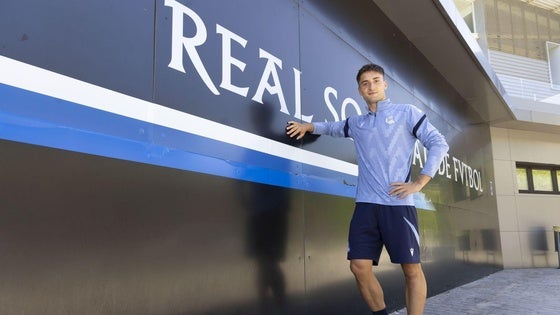 Jon Gorrotxategi posa junto al escudo de la Real, ayer en Zubieta.