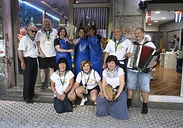 La festividad del Carmen se vivió ayer con mucha emoción en Amara gracias al acto de kalejira-homenaje que Amara Berri Auzo Elkartea organizó en honor a las pescateras y pescateros del barrio. Además de las empleadas de Akamar, recibieron un ramo de flores los trabajadores de las pescaderías David, Super Amara, Mertxe, Gorka, Isabel, Ortigala, Arostegi, Eroskis y Todo Todos.