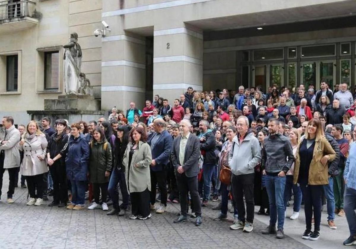 Concentración de Kontseilua tras una de las sentencias en contra el uso del euskera.
