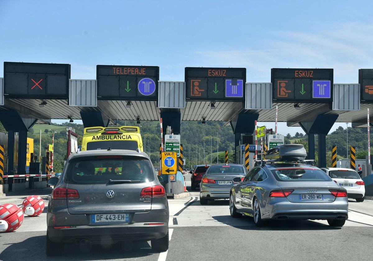Vehículos en el peaje de Zarautz de la AP-8, una de las vías que se va a digitalizar