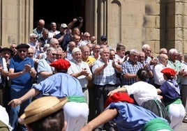 Los arrantzales, a la salida de la Iglesia San Pedro del muelle donostiarra, aplaudiendo al grupo de dantza