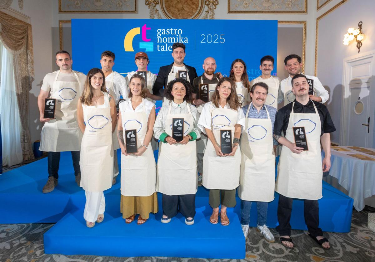 Los ganadores del Gastronomika Talent 2025 posan con los galardones y los delantales de Donostia Turismo al término del evento.