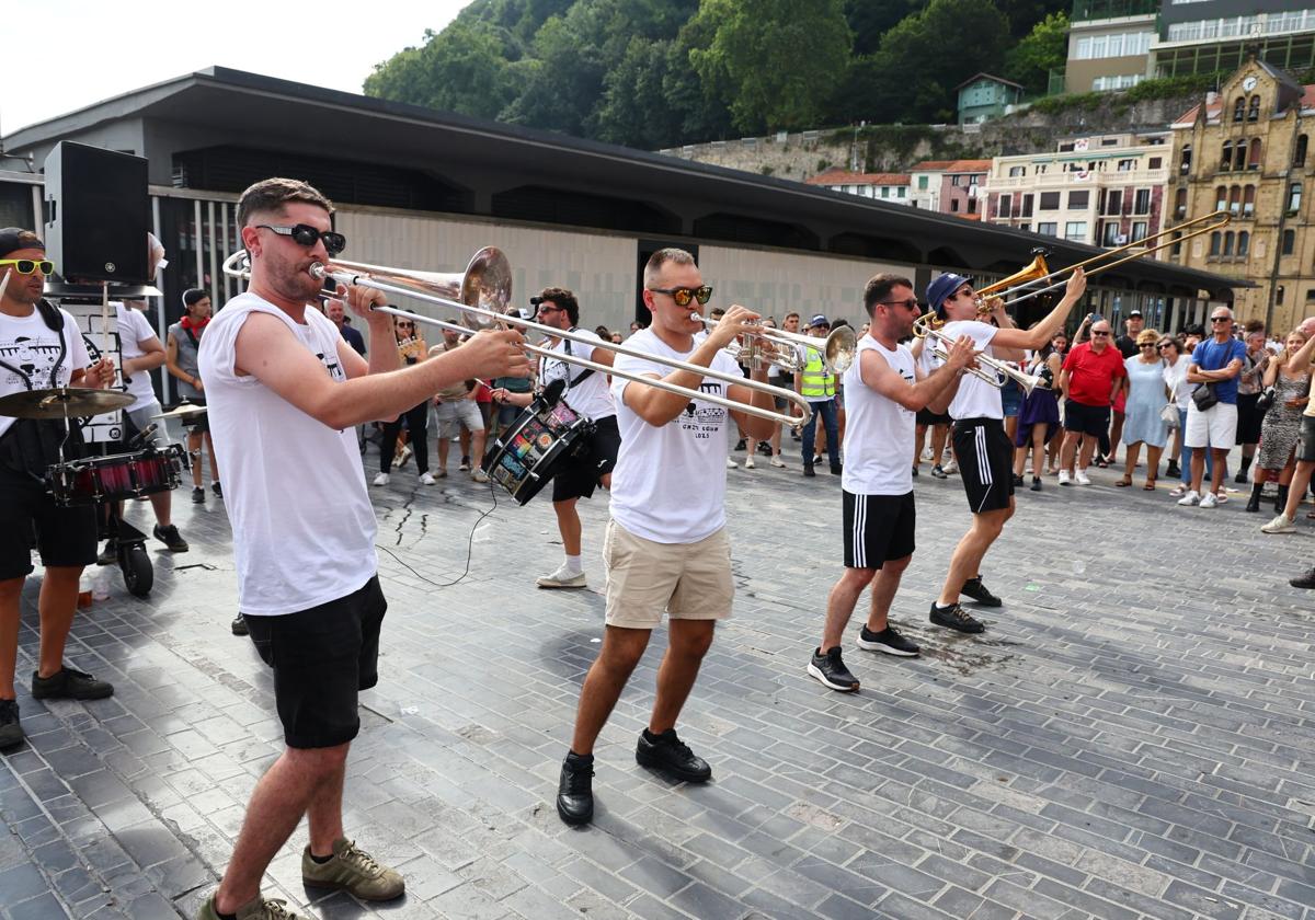 La electrocharanga pone música a las calles del Puerto