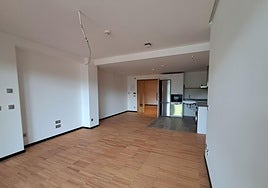 La sala principal de la vivienda garantiza fácil accesibilidad para una persona dependiente.