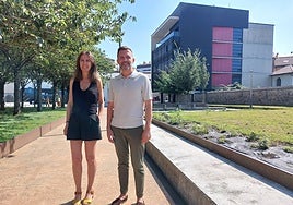 La concejal Estitxu Alkorta y el alcalde Agustín Valdivia.