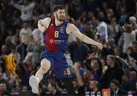 Darío Brizuela celebra una canasta en el Palau Blaugana.