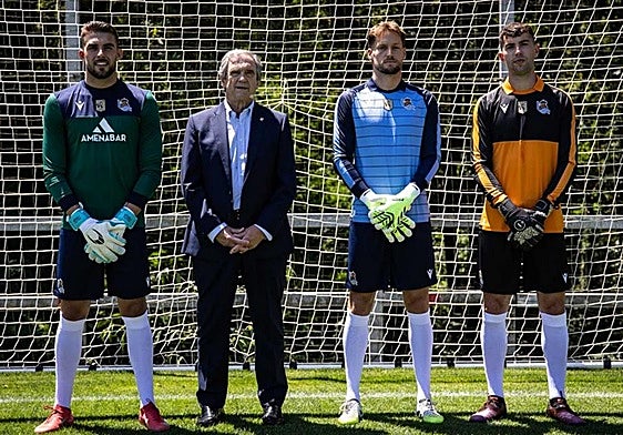 Luis Arconada posa junto a los tres porteros de la Real con las nuevas indumentarias en homenaje a la leyenda realista.