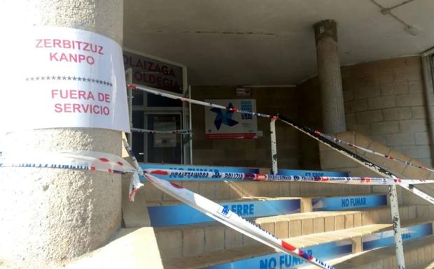 El polideportivo de Elgoibar quedó precintado a la espera de que los análisis permitieran reabrirlo.