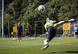 Mariezkurrena intenta un acrobático remate ante la mirada de Sergio.