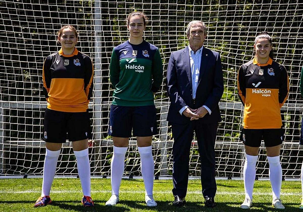 Imagen principal - Un homenaje de leyenda: los porteros de la Real Sociedad lucirán este año las camisetas de Arconada