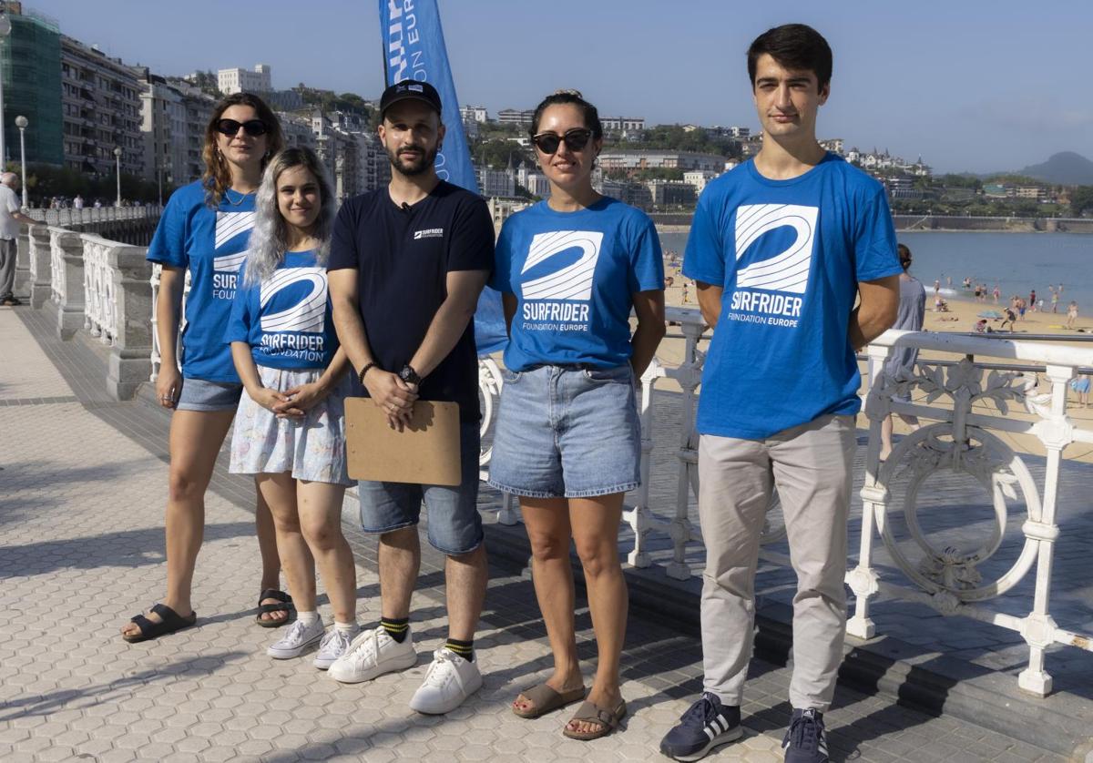 Miembros de la fundación Surfrider este jueves en el paseo de La Concha