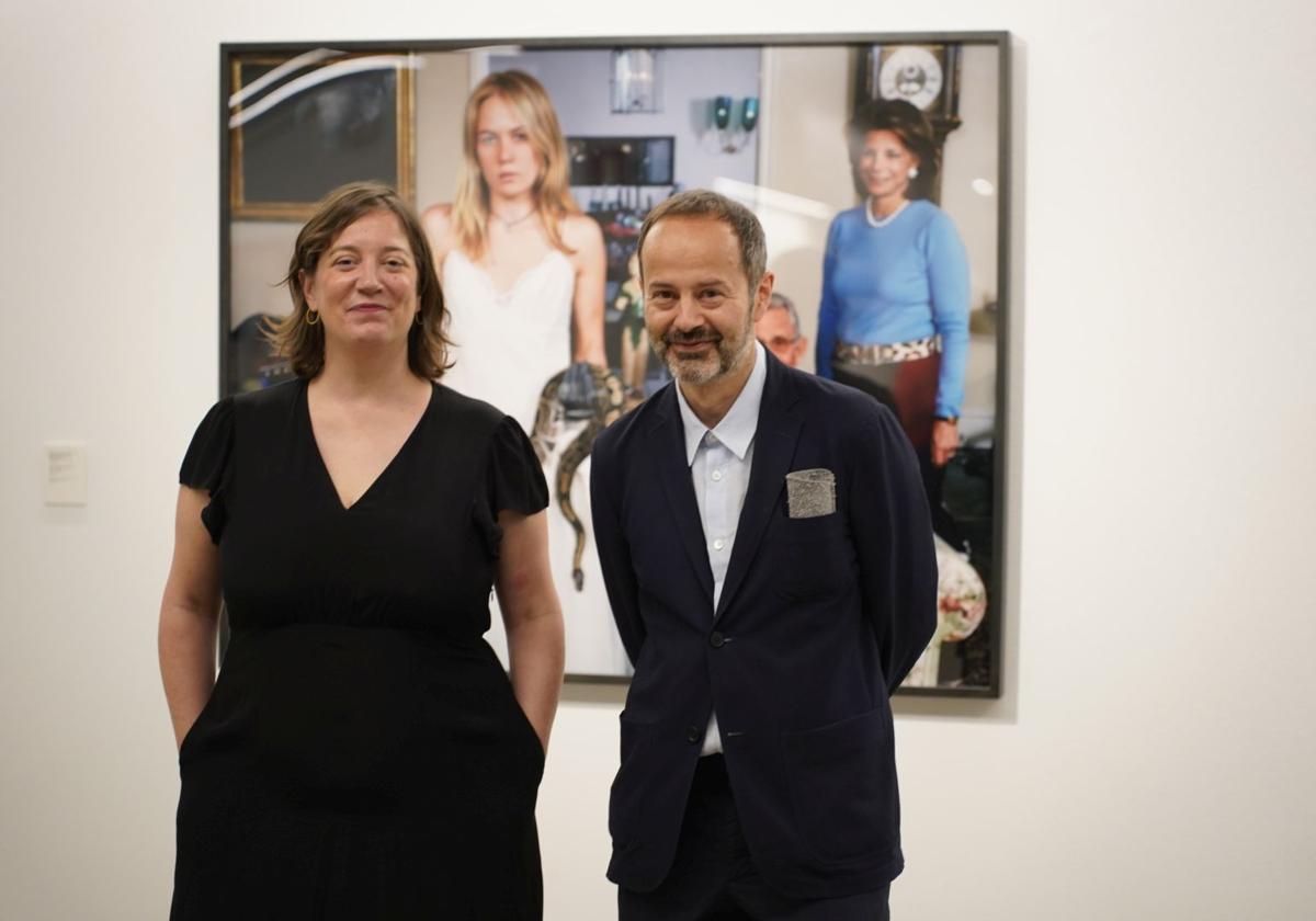 La responsable de las salas de exposiciones de Kutxa Fundazioa, Ane Abalde, y el director de Jeu de Paume de París, Quentin Bajac, han presentado hoy la muestra
