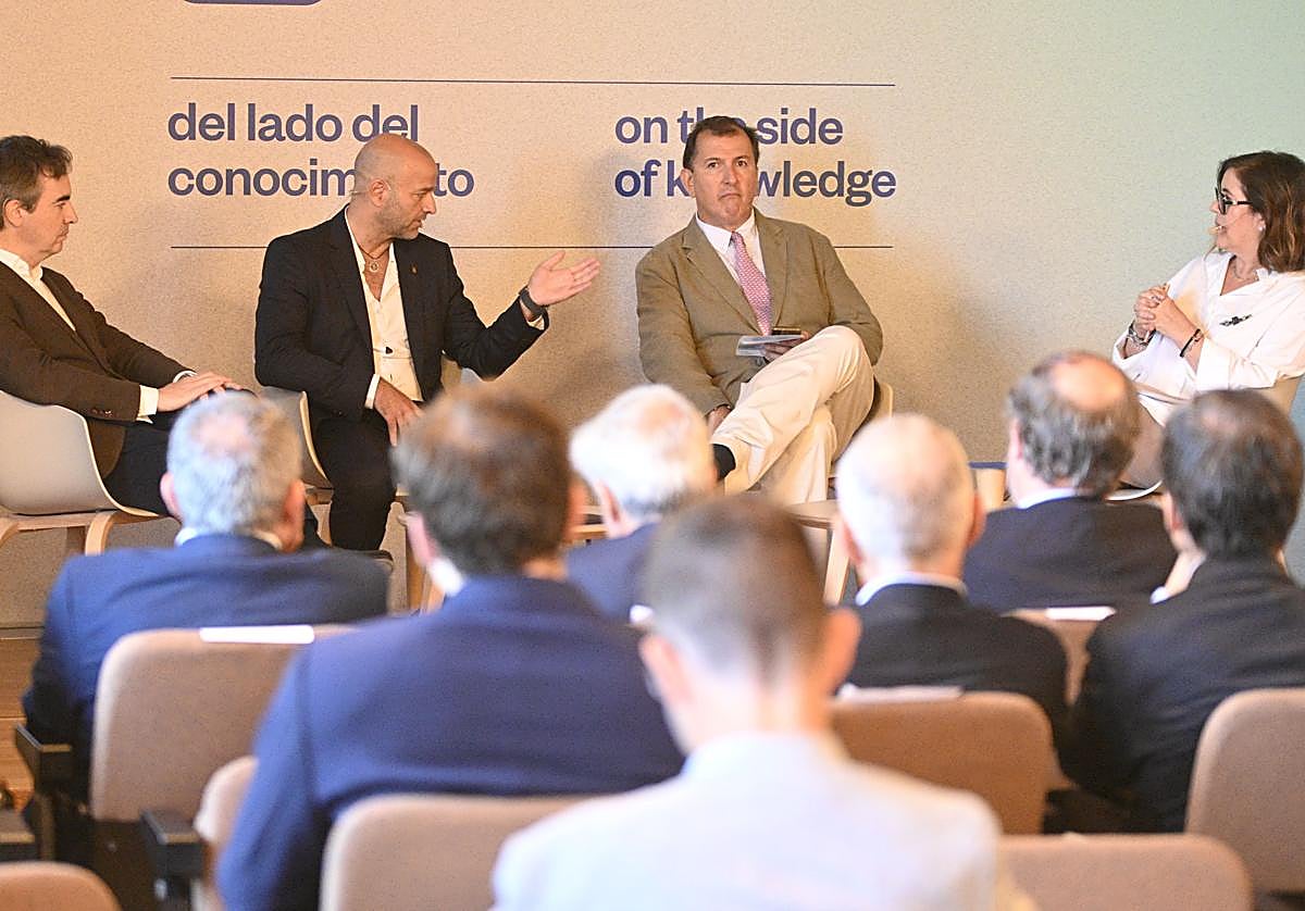 Vinagrero, Vilajoana, Fernández y Montero, en la mesa redonda.