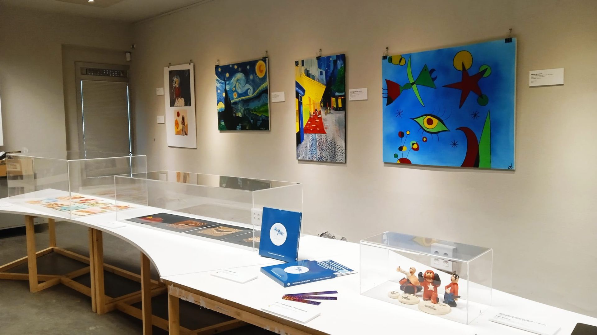 Askotariko tekniketatik sortutako piezak aurkezten ditu Melania Cabezak erakusketan.