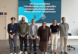 Mondragon Unibertsitateko Enpresagintza Fakultateko eta Euskadiko Gazteriaren Kontseiluko ordezkariak, aste honetan, hitzarmenaren sinadura ekitaldian.