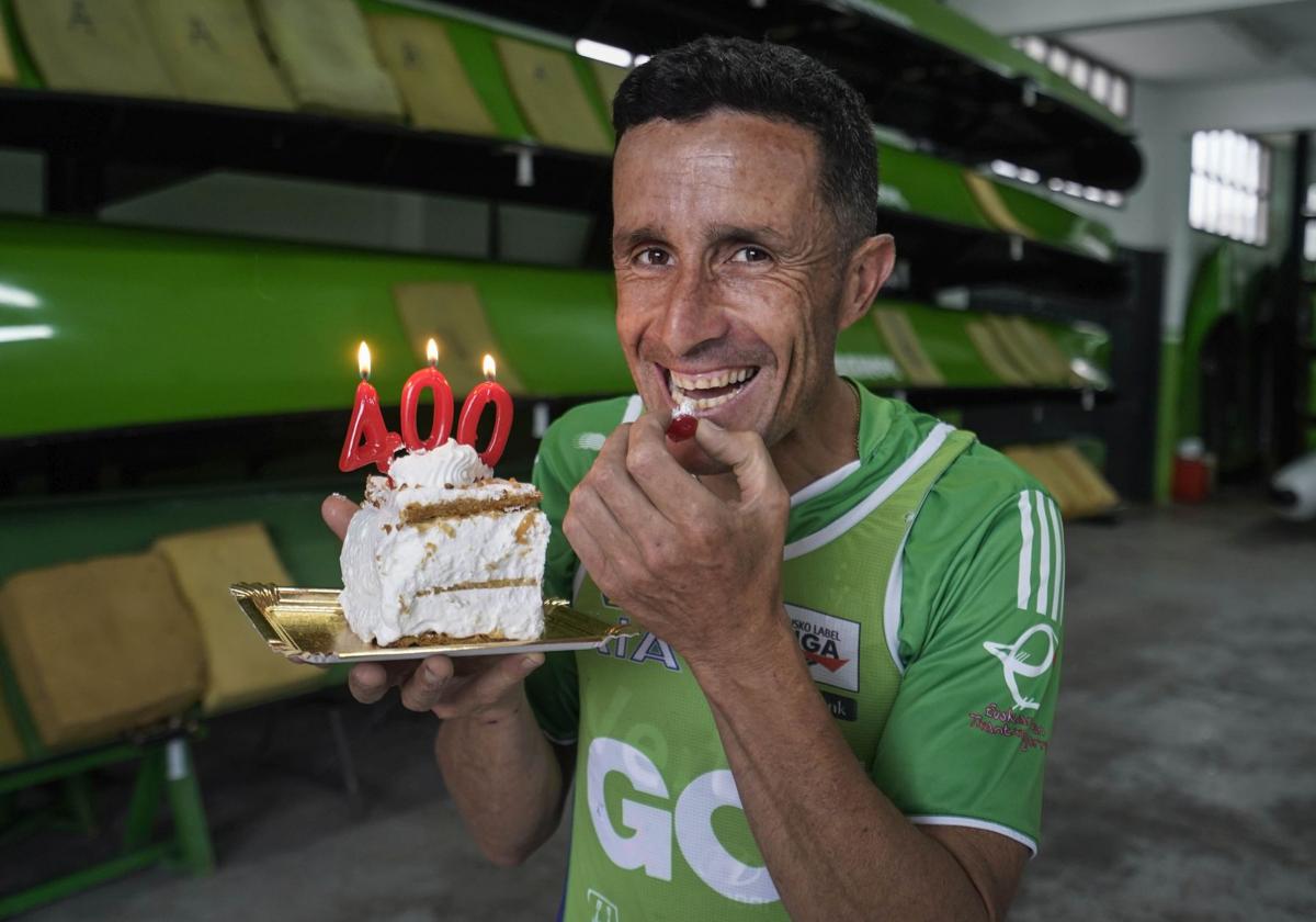 Ioseba Amunarriz conmemora con DV su regata 400 en la ACT con una tarta.