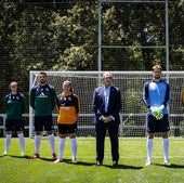 Arconada rodeado de los porteros de todos los equipos de la Real Sociedad, enfundados en sus camisetas 'vintage'.